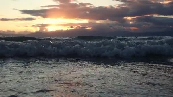 Onde Che Precipitano Verso Riva Rallentatore Bel Tramonto Cieli Nuvolosi — Video Stock