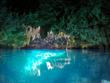 Cabagnow 'daki doğal mağara havuzunda çok güzel turkuaz su var. Anda, Bohol, Filipinler.