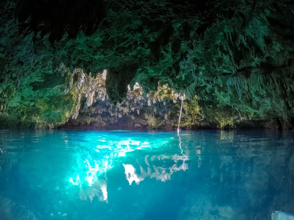 Cabagnow 'daki doğal mağara havuzunda çok güzel turkuaz su var. Anda, Bohol, Filipinler.