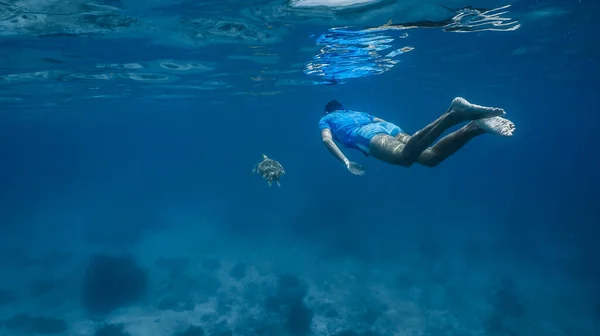 Mergulho Livre Perseguindo Tartaruga Marinha Verde Recife Raso — Fotografia de Stock