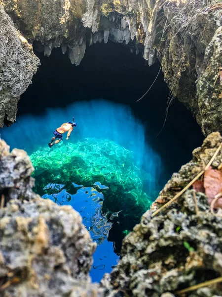 Anda, Bohol, Filipinler 'deki Cabagnow doğal mağara okuluna dalmak.