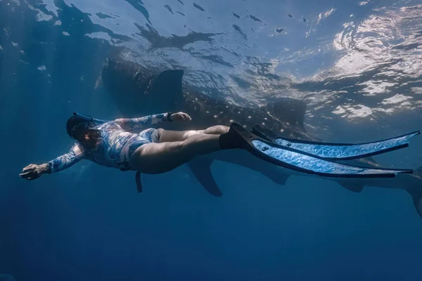 Junge Frau Sexy Badebekleidung Die Mit Einem Walhai Unter Wasser — Stockfoto