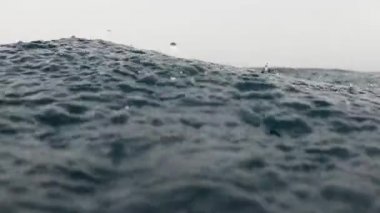Sonsuz okyanusa düşen yağmurun yavaş hareketi. Filipinler 'de muson mevsimi şiddetli yağmurlara ve vahşi denizlere yol açan kötü hava getirir..