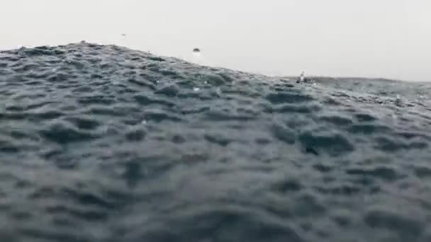 Rallentatore Della Pioggia Che Cade Nell Oceano Infinito Stagione Dei — Video Stock