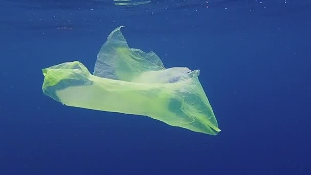 Jednorazowy Plastik Pływający Powierzchni — Wideo stockowe