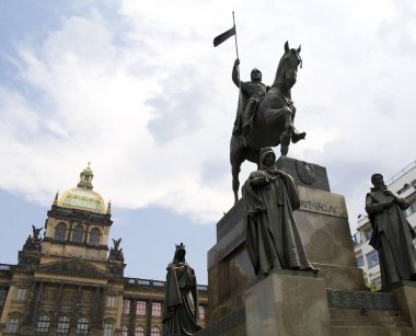 Prag'da şövalye Saint Wenceslas heykeli ve ulusal müze 