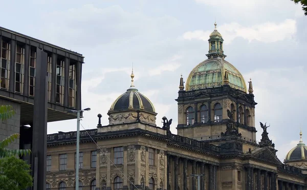 Національний музей у Празі зі скляним куполом і сучасною частиною — стокове фото