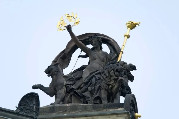 Ópera estatal i Praga, estátua com leões — Fotografia de Stock