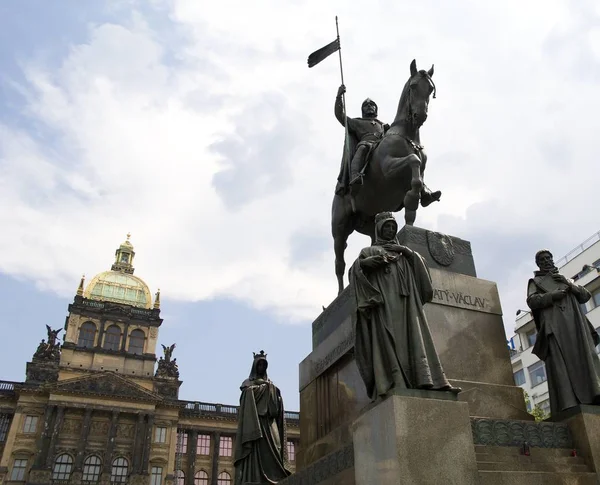 Statue des Ritterheiligen Wenzel in Prag und Nationalmuseum — Stockfoto