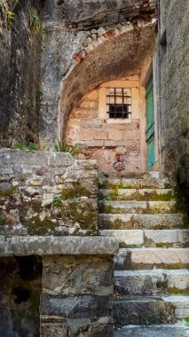 Eski Kotor kasabasının sokaklarında canlı tarih.