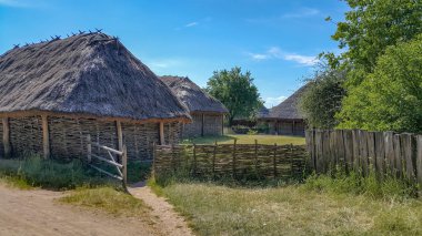 Kiev şehrineteklerinde geleneksel Ukrayna kulübeleri.
