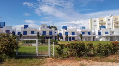 Akdeniz kıyısında beyaz ve mavi villalar.