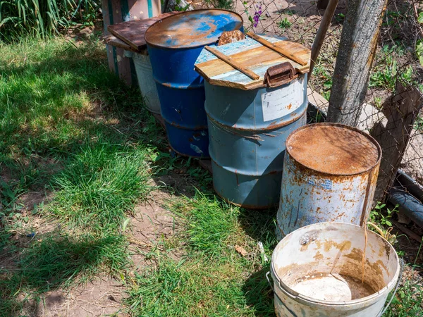 Bovenaanzicht Van Oude Roestige Metalen Vaten Met Houten Deksels Plastic — Stockfoto