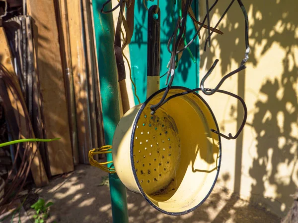 Rustieke Ouderwetse Metalen Collander Hangend Aan Een Metalen Draad Mooi — Stockfoto