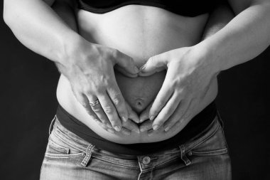 Hamile kadın bebek karnı tutuyor