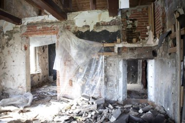 iç yenileme ihtiyacı olan bir ev