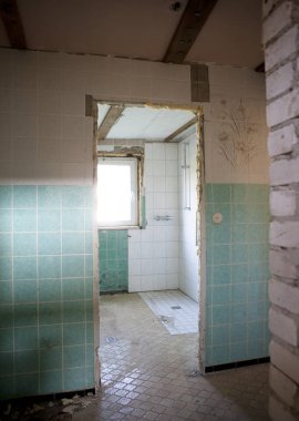 iç yenileme ihtiyacı olan bir ev