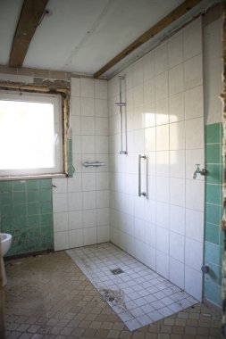 iç yenileme ihtiyacı olan bir ev