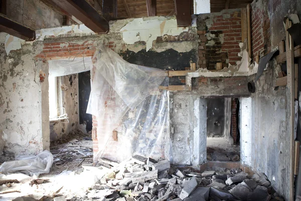 iç yenileme ihtiyacı olan bir ev