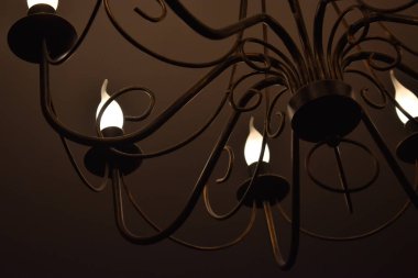 Karanlık odada siyah gotik avize 