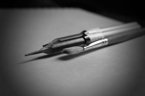 スケッチブックの鉛筆とペイントブラシ白黒 — ストック写真