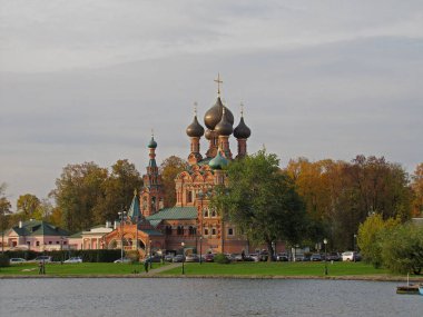 Sonbaharda Moskova 'da bir göletin yanındaki Ortodoks kilisesi