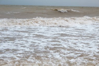 Fırtına sırasında deniz. Gökyüzüne karşı dalgalar. Metin için bir yer var. Kopya alanı. Yaz konsepti