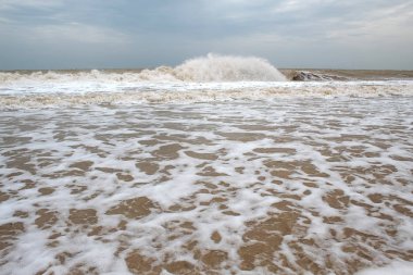 Fırtına sırasında deniz. Gökyüzüne karşı dalgalar. Metin için bir yer var. Kopya alanı. Yaz konsepti