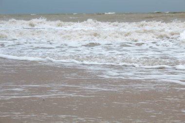 Fırtına sırasında deniz. Gökyüzüne karşı dalgalar. Metin için bir yer var. Kopya alanı. Yaz konsepti