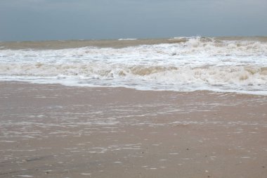 Fırtına sırasında deniz. Gökyüzüne karşı dalgalar. Metin için bir yer var. Kopya alanı. Yaz konsepti