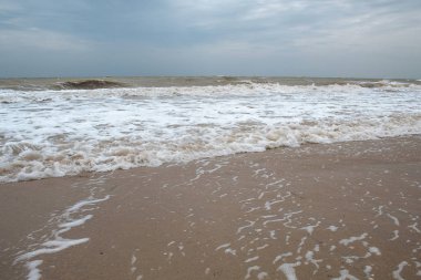 Fırtına sırasında deniz. Gökyüzüne karşı dalgalar. Metin için bir yer var. Kopya alanı. Yaz konsepti