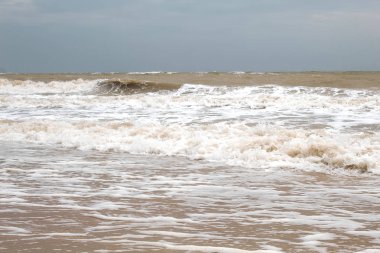 Fırtına sırasında deniz. Gökyüzüne karşı dalgalar. Metin için bir yer var. Kopya alanı. Yaz konsepti