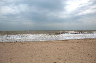 Fırtına sırasında deniz. Gökyüzüne karşı dalgalar. Metin için bir yer var. Kopya alanı. Yaz konsepti