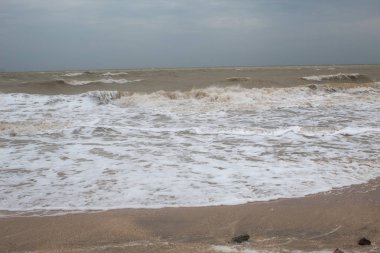 Fırtına sırasında deniz. Gökyüzüne karşı dalgalar. Metin için bir yer var. Kopya alanı. Yaz konsepti
