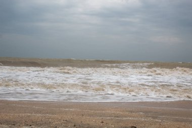 Fırtına sırasında deniz. Gökyüzüne karşı dalgalar. Metin için bir yer var. Kopya alanı. Yaz konsepti