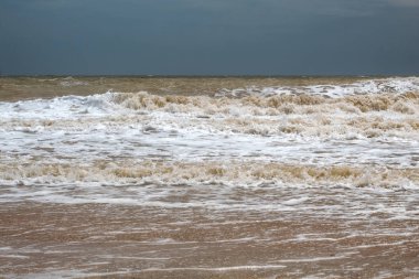 Fırtına sırasında deniz. Gökyüzüne karşı dalgalar. Metin için bir yer var. Kopya alanı. Yaz konsepti