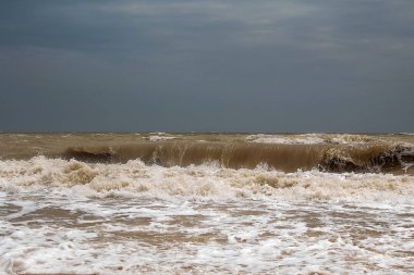Fırtına sırasında deniz. Gökyüzüne karşı dalgalar. Metin için bir yer var. Kopya alanı. Yaz konsepti