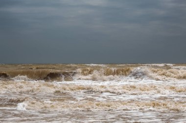 Fırtına sırasında deniz. Gökyüzüne karşı dalgalar. Metin için bir yer var. Kopya alanı. Yaz konsepti