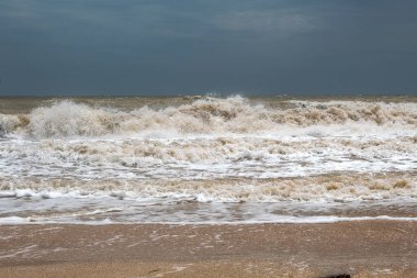 Fırtına sırasında deniz. Gökyüzüne karşı dalgalar. Metin için bir yer var. Kopya alanı. Yaz konsepti