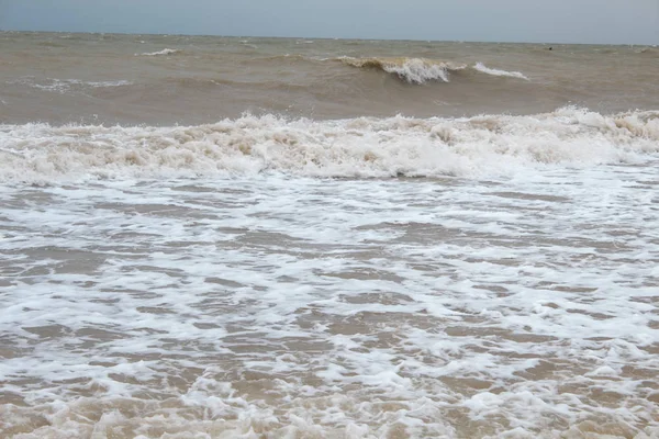 Fırtına sırasında deniz. Gökyüzüne karşı dalgalar. Metin için bir yer var. Kopya alanı. Yaz konsepti