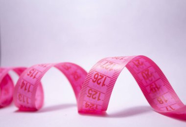 Beyaz arkaplanda izole edilmiş pembe bant ölçüsü.