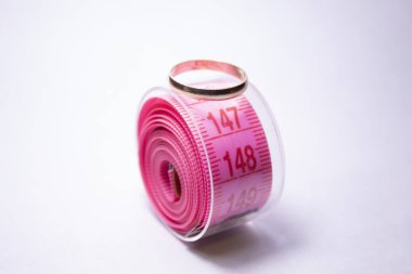 Yanında pembe bir bant ve alyans var. Düğün konsepti, diyet. Metin için bir yer var.