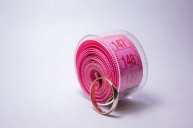 Yanında pembe bir bant ve alyans var. Düğün konsepti, diyet. Metin için bir yer var.