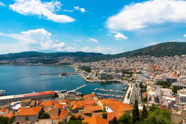 Kavala Yunanistan yukarıdan güzel bir şehir manzarası. Yunanistan 'ın kuzeydoğusunda 