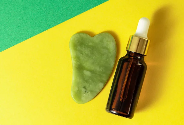 Инструмент Gua Sha Стеклянной Сывороткой Желтом Backgorund Массаж Концепцией Гуа — стоковое фото