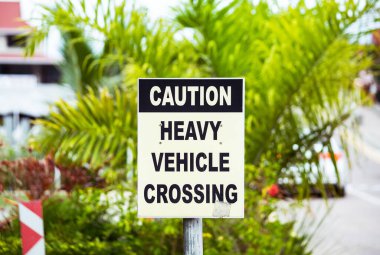 Beyaz tuğla bina ile parka imza atın.