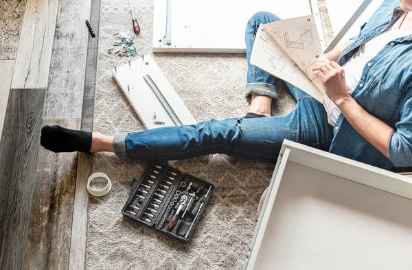 Uomo Seduto Sul Pavimento Manuale Lettura Assemblare Mobili Fai Casa — Foto Stock