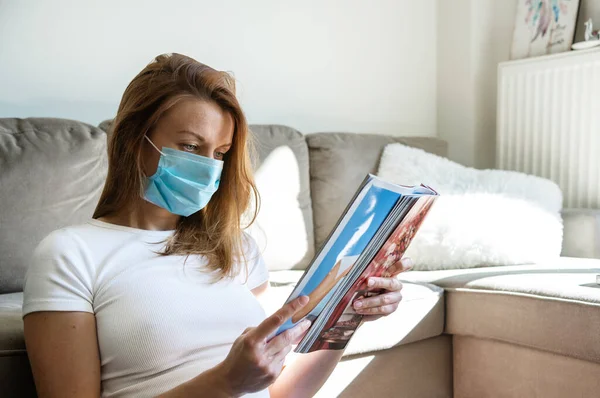 Woman Protective Medical Mask Reading Magazine Home Covid Concept — Stock Photo, Image