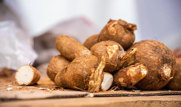 Sokak pazarının tepesinde çiğ tatlı patates sebzesi..