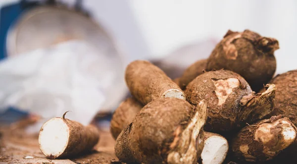 Sokak pazarının tepesinde çiğ tatlı patates sebzesi..